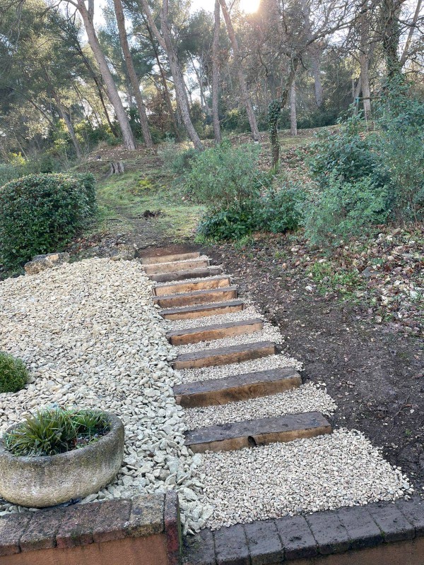 Chantier d'aménagement paysager extérieur pour une villa traditionnelle d'Aix-en-Provence avec création d'un escalier en bois sur sable et gravier